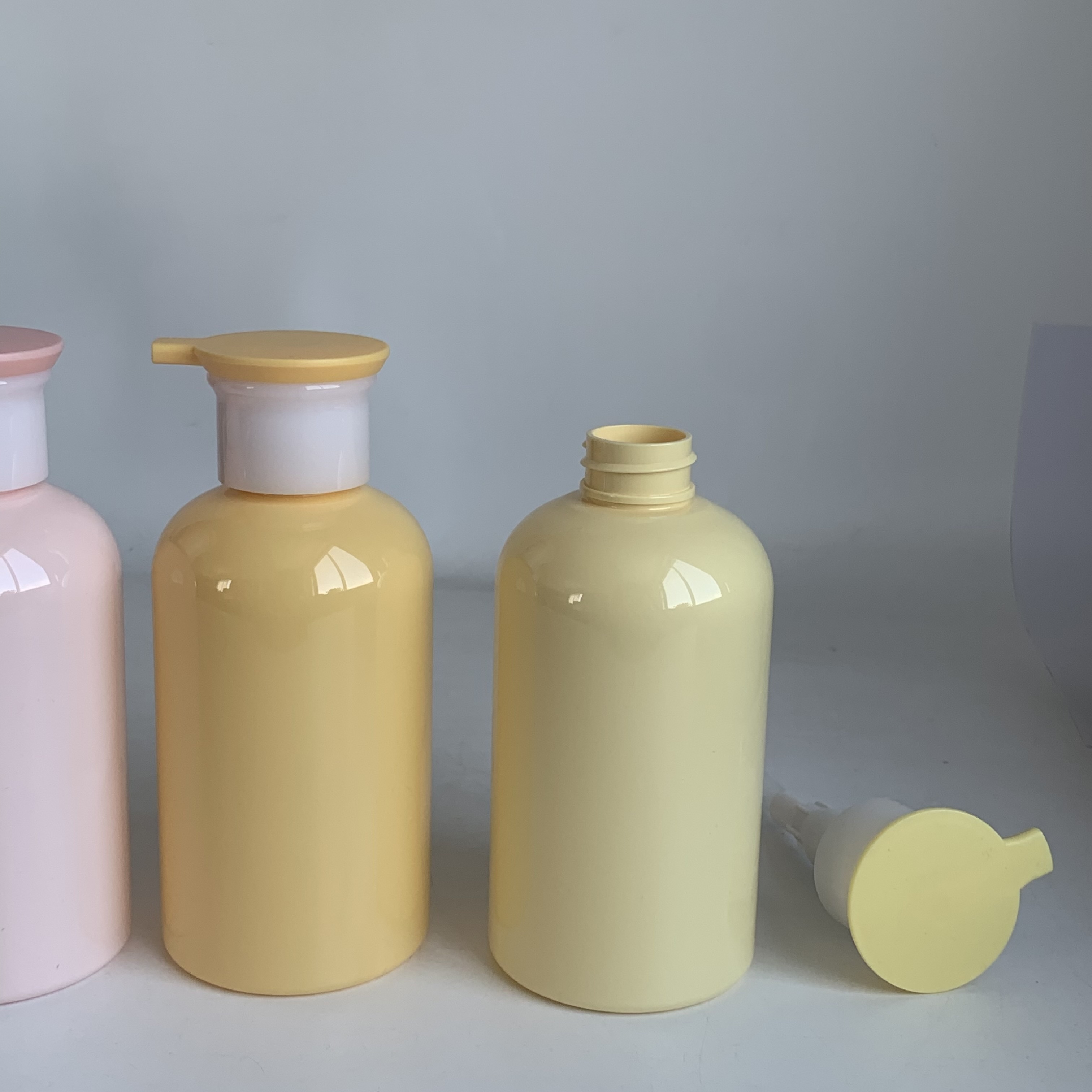 Empty 300ml Round Shape Custom Color Yellow Shampoo Pump Bottle And Conditioner Bottles With Screw Lotion Pump