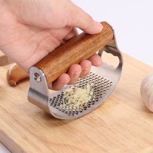 Best Sell Kitchen Gadget Garlic Crusher Press Mincer Chopping Rocker Manual Wood handle Garlic Crusher