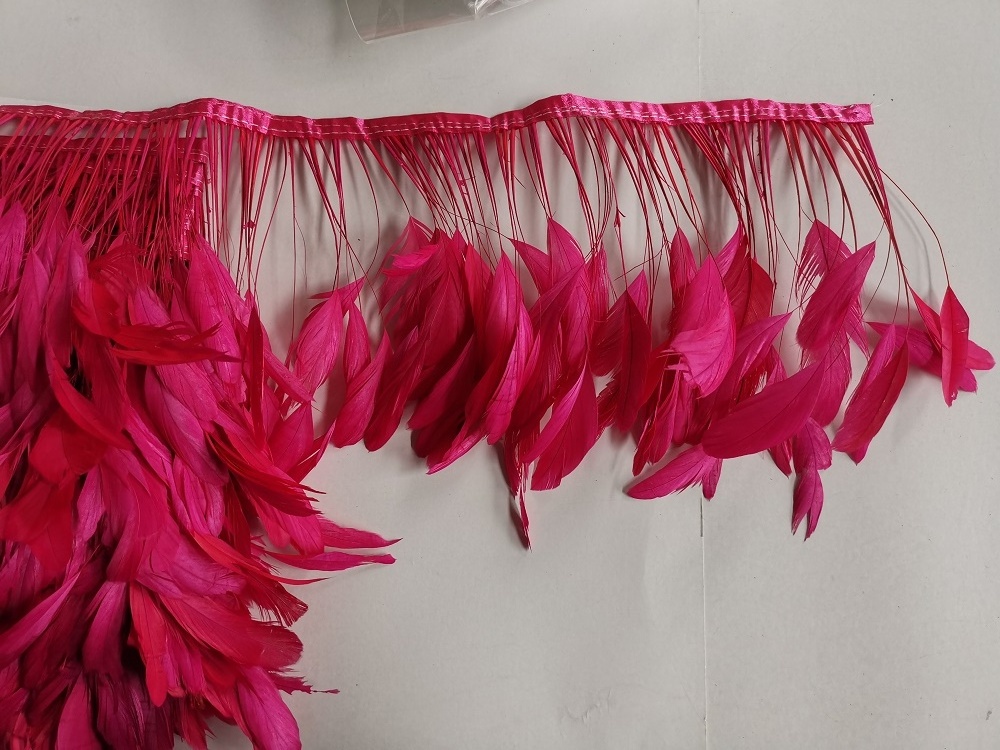 DIY Factory Wholesale Custom Colors Good quality stripped black hot pink white Coque feather fringe feathers for costume making