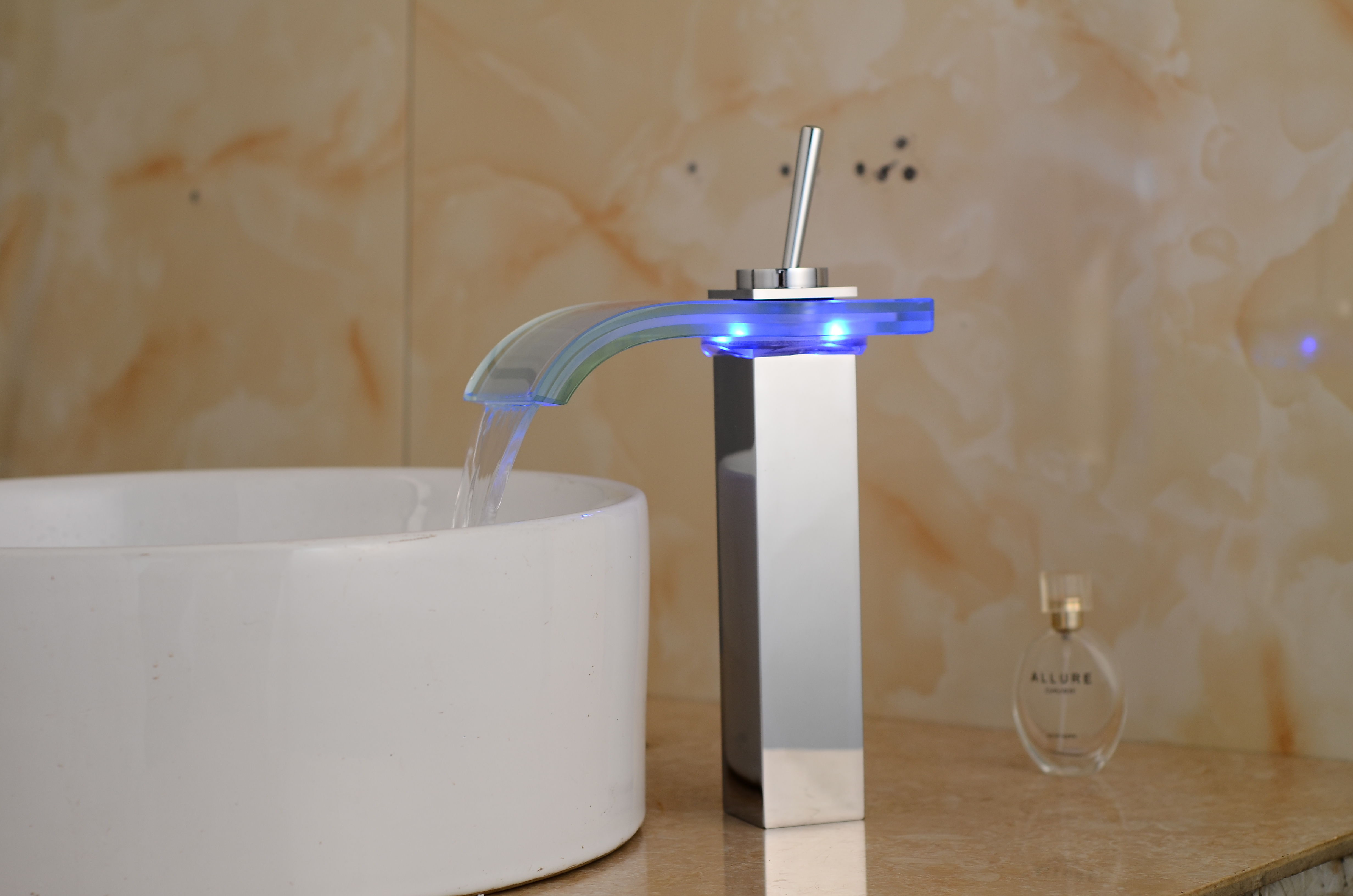 Manufacture Wholesale Luxury LED Light Bathroom Glass Basin Faucet with Zinc Alloy Handle