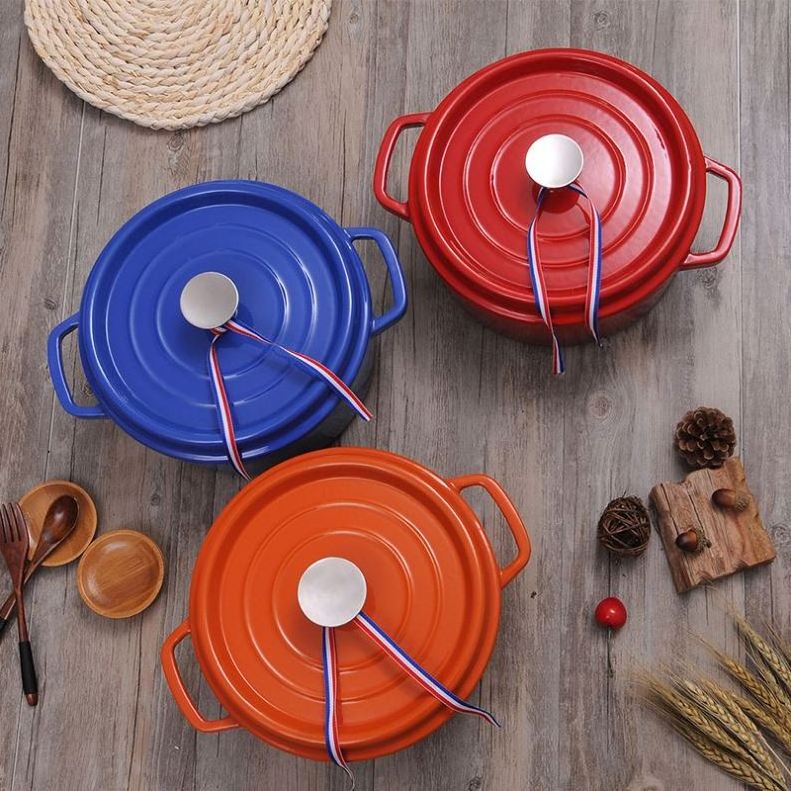 High quality colorful non stick green kitchen ware enamel cast iron cookware sets  le crueset