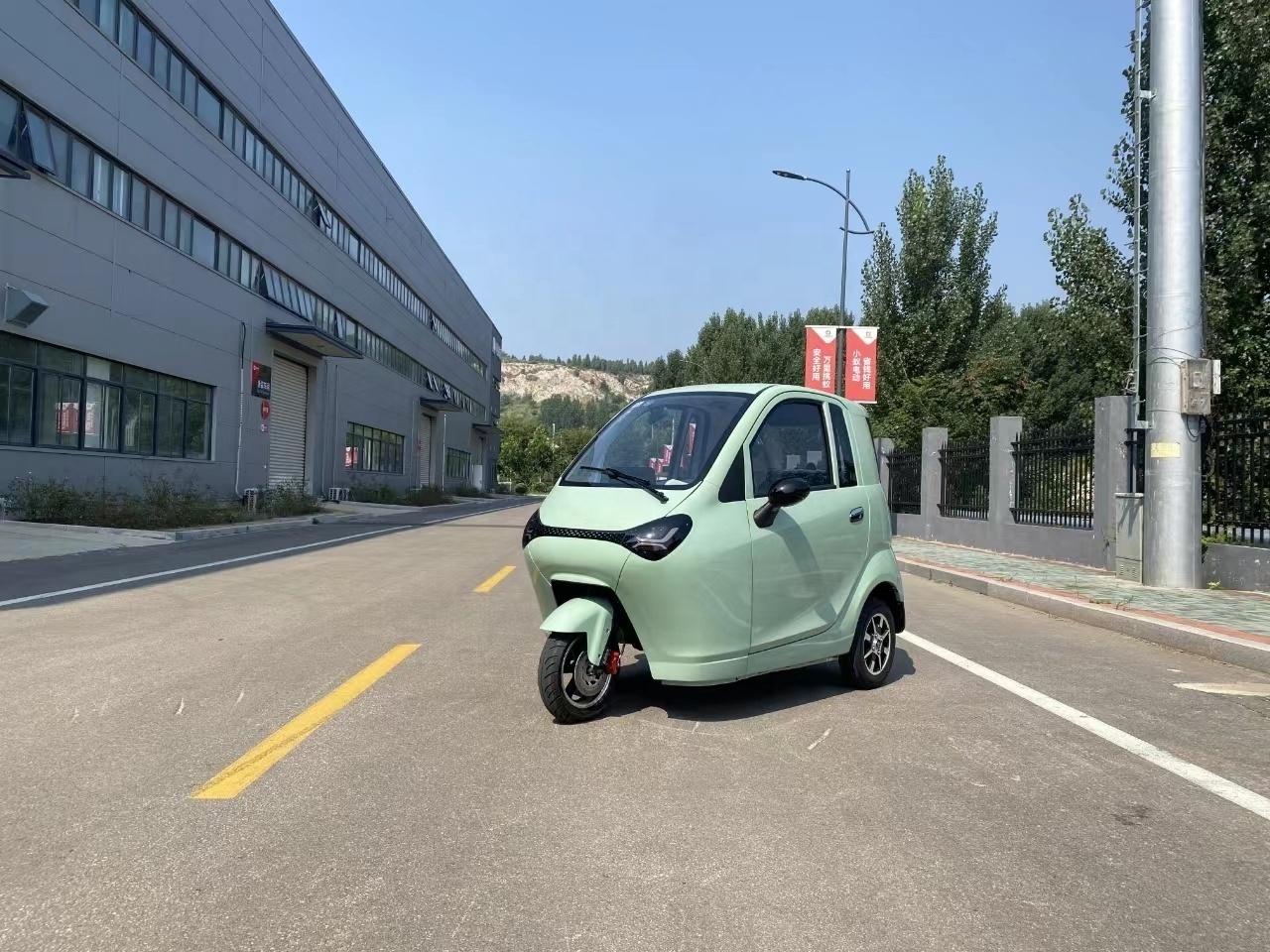 2024 new model advanced safe mini electric tricycle fully enclosed mobility scooter