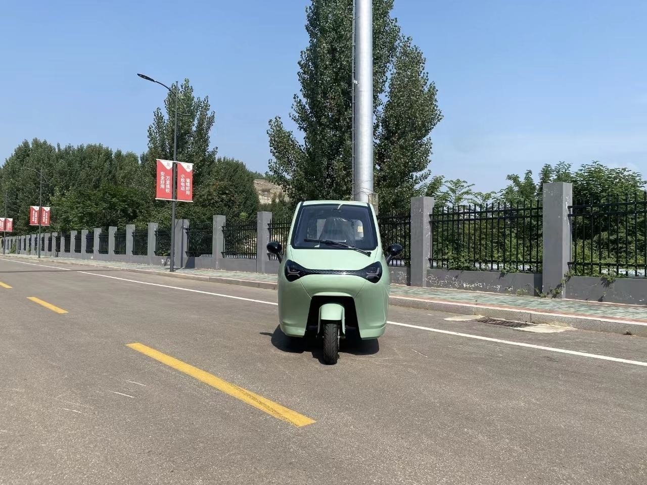 2024 new model advanced safe mini electric tricycle fully enclosed mobility scooter