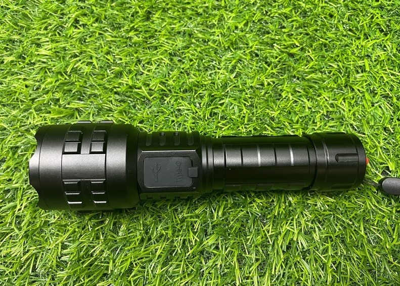 2000 High Lumen Super Bright Long Range Powerful Led Torch Light Xhp70 90 Tactical Waterproof Rechargeable Flashlights for out