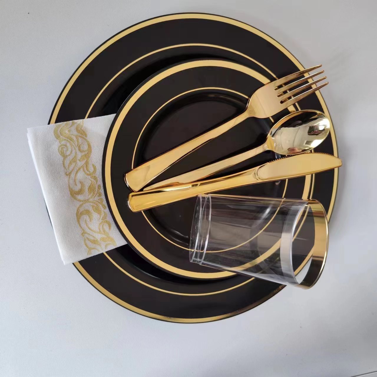 Black and Gold  Disposable plastic Dinnerware Sets Plates Dishes, Premium Heavy Duty Dinnerware Type round Plate Dish