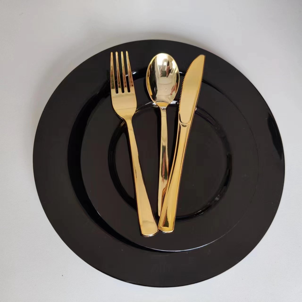 Black and Gold  Disposable plastic Dinnerware Sets Plates Dishes, Premium Heavy Duty Dinnerware Type round Plate Dish