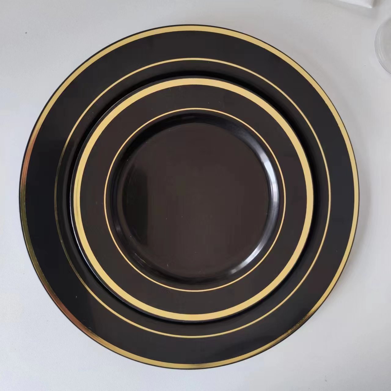 Black and Gold  Disposable plastic Dinnerware Sets Plates Dishes, Premium Heavy Duty Dinnerware Type round Plate Dish