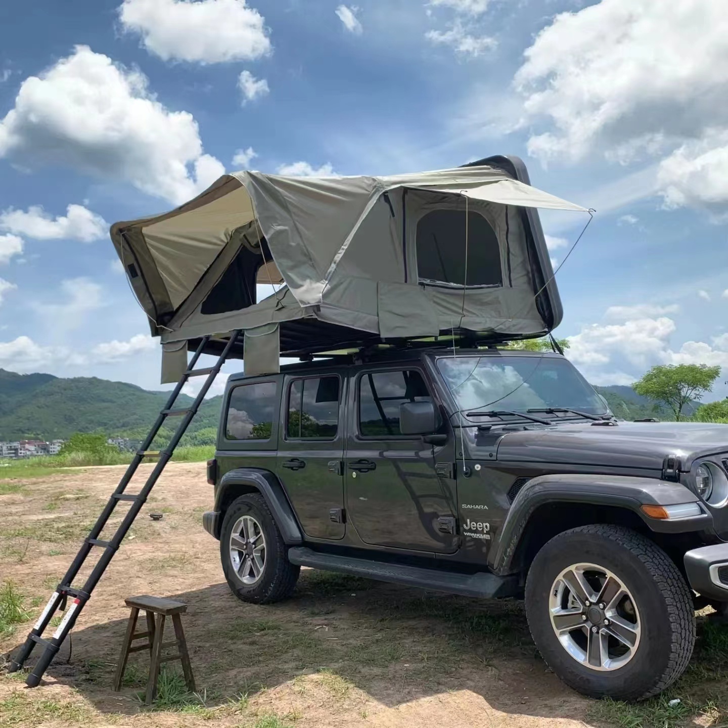 camper car aluminium triangle roof top tent in 4x4 utv