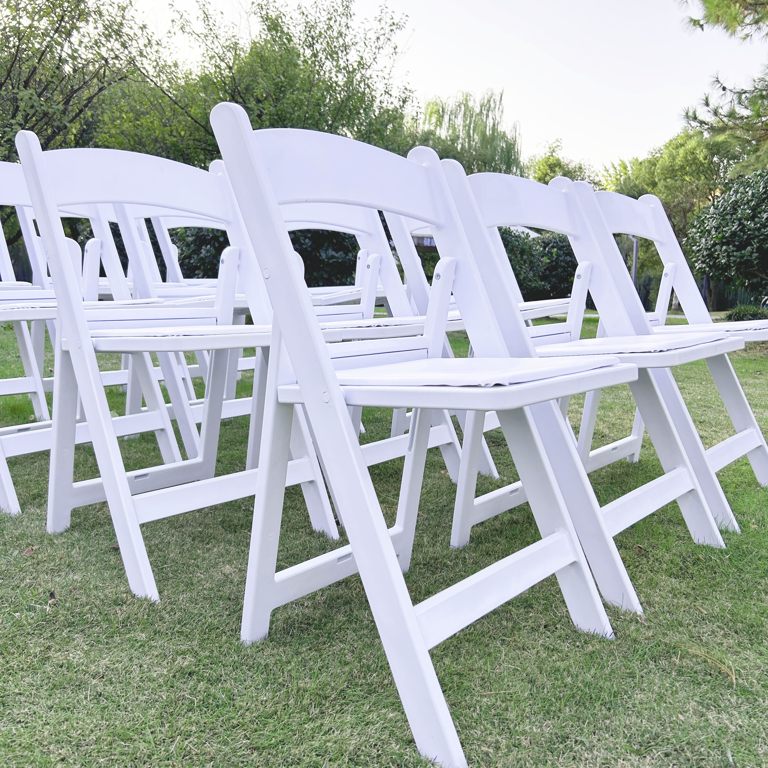 Wholesale Stackable Garden Wedding Banquet Restaurant Hotel Padded Plastic White Resin Folding Chair For Event