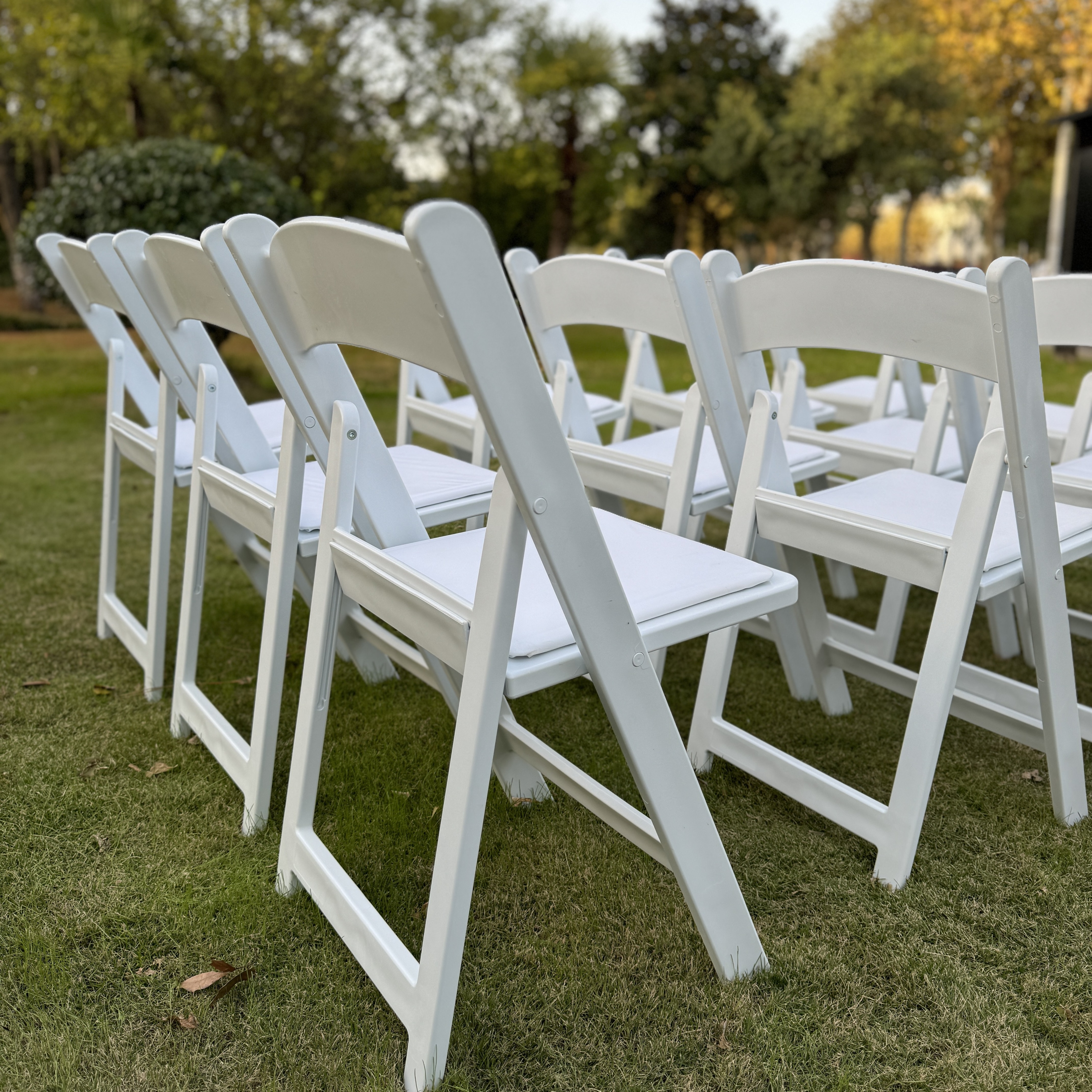 Wholesale Wedding Banquet Hotel Garden Restaurant Furniture White Resin Plastic Wimbledon Folding Chairs for Event