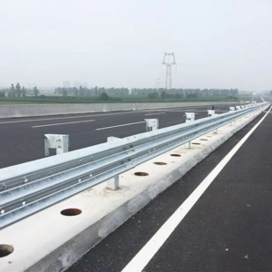 Odm Oem Metal Panel Highway Guardrail Fence Steel Traffic Barrier Motorway Roadside Safety Guard Rail Crash Roadway Barrier