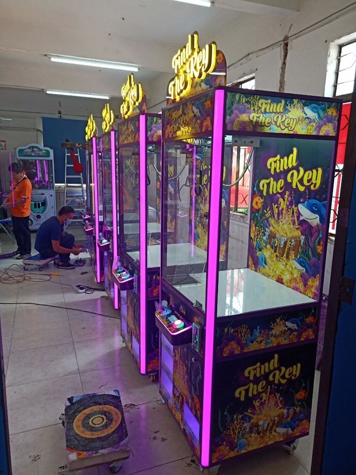 Find the key coin operated games claw crane prize vending machine for sale