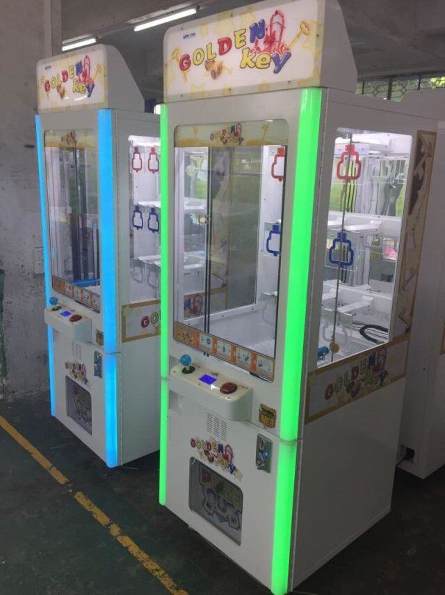 Coin Operated Key Master Game Golden Key Prize Vending Game Machine With Bill Acceptor