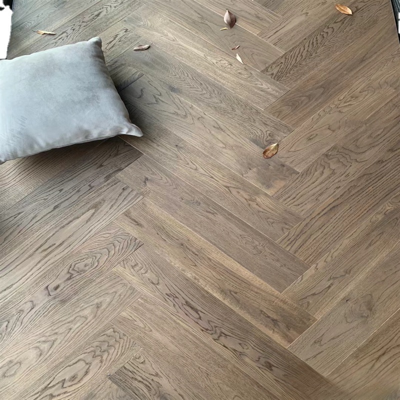 2023 Wholesale Various Color UV Coating  Smooth & Brushed Finished American Red Oak Solid  Chevron Wood flooring