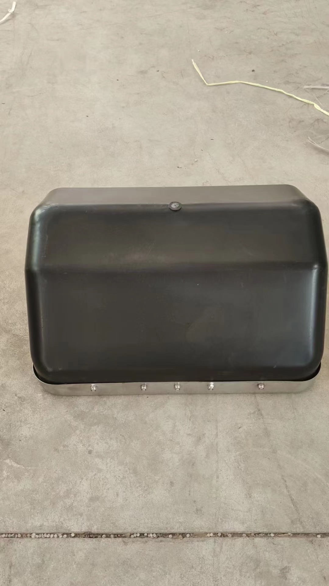 Plastic Sow Feeding Trough Stainless Steel Edge Pig Plastic Feeder 380*380mm Sow Feeder Manger Pig Feeder