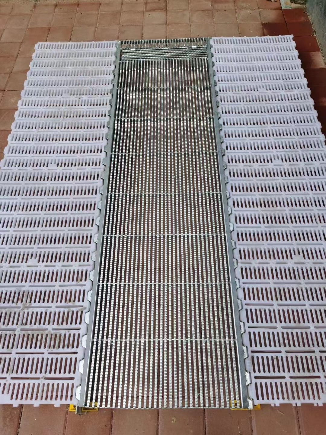 Sow Floor Triangular steel floor for Sows Finishers 400*600 Pig Farming Slats for Farrowing Crate