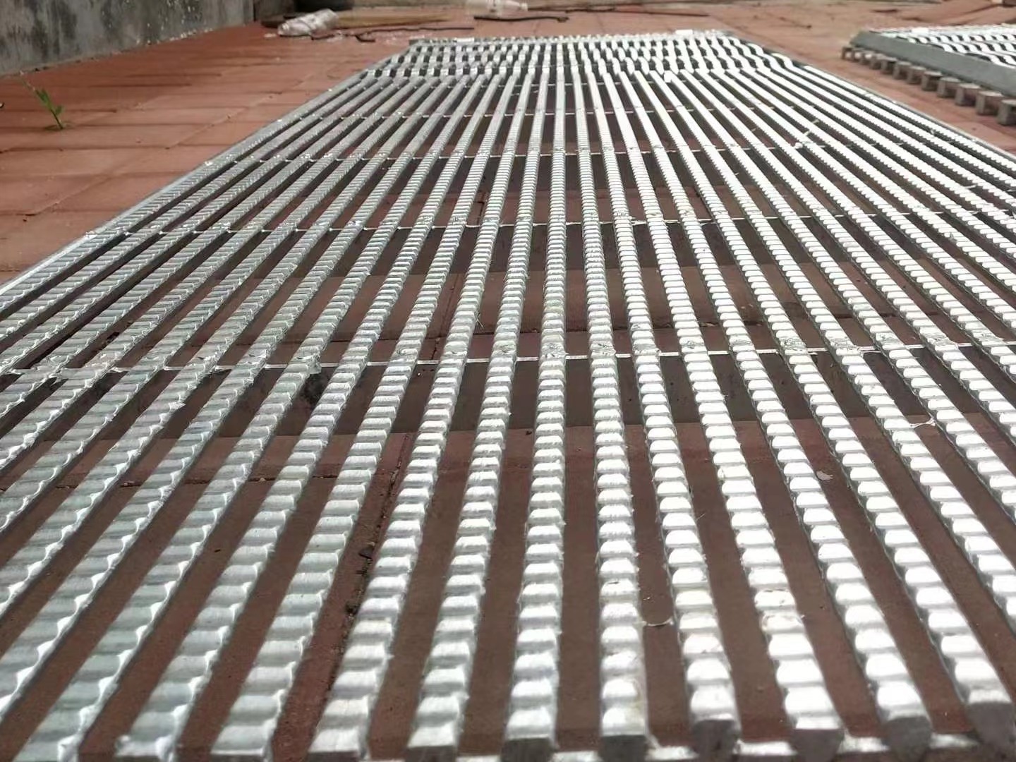 Sow Floor Triangular steel floor for Sows Finishers 400*600 Pig Farming Slats for Farrowing Crate