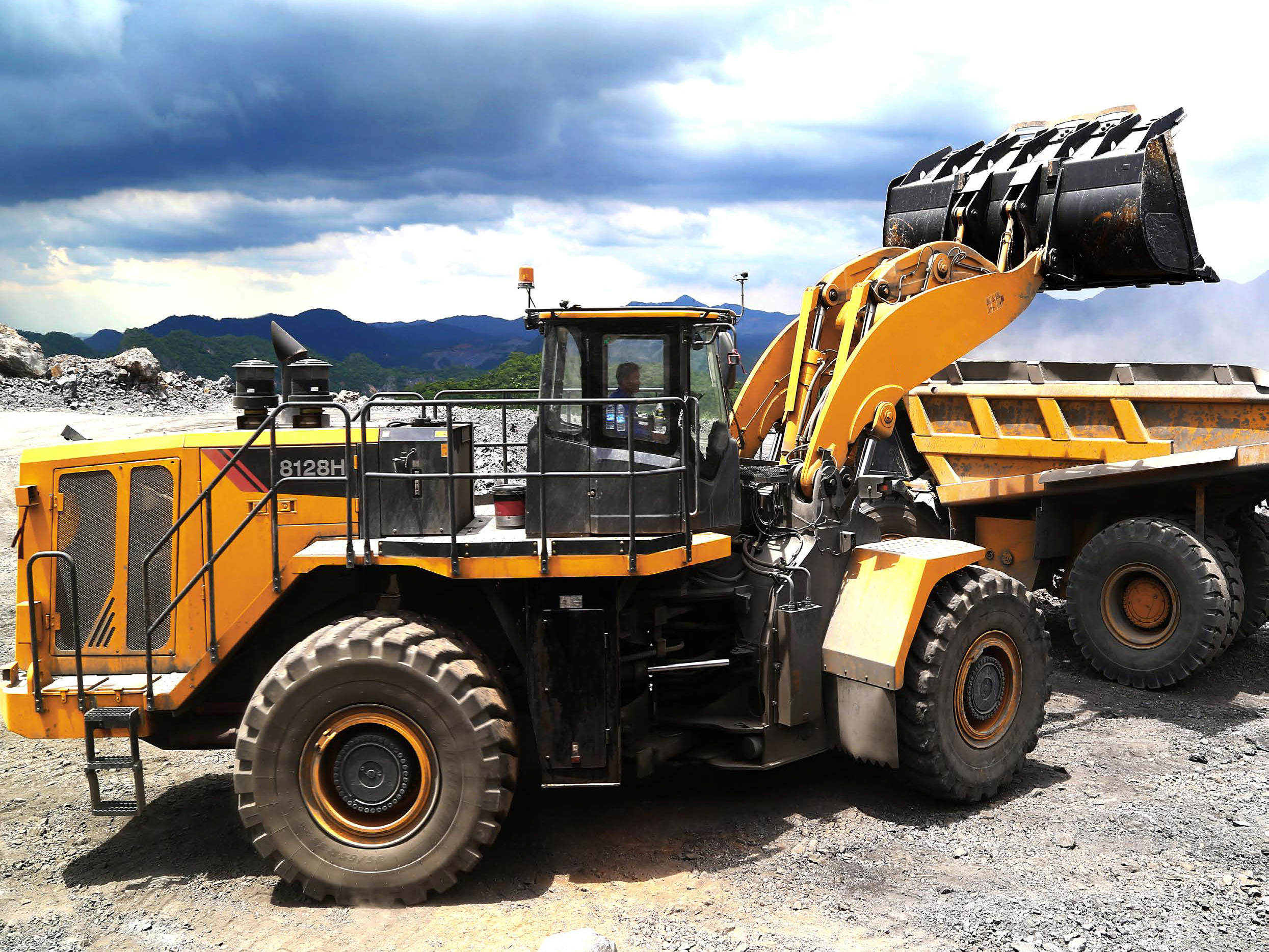 Earthmoving Machinery 12 Ton Large Wheel Loader Liugong 8128H With Grapple Forks