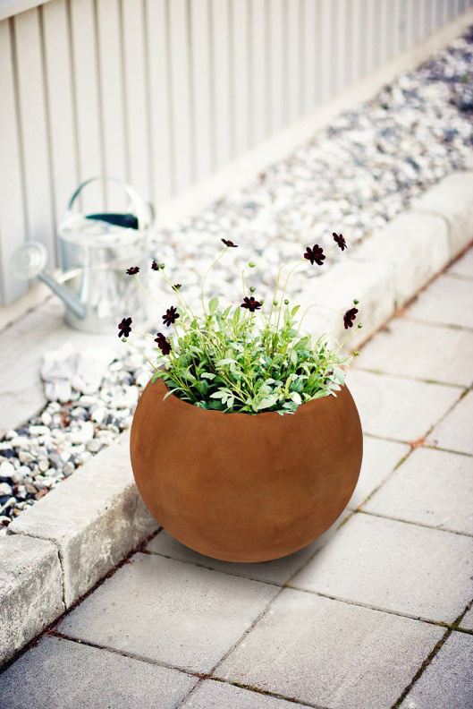 Outdoor round Sphere durable rusty metal flowerpot and planter for garden