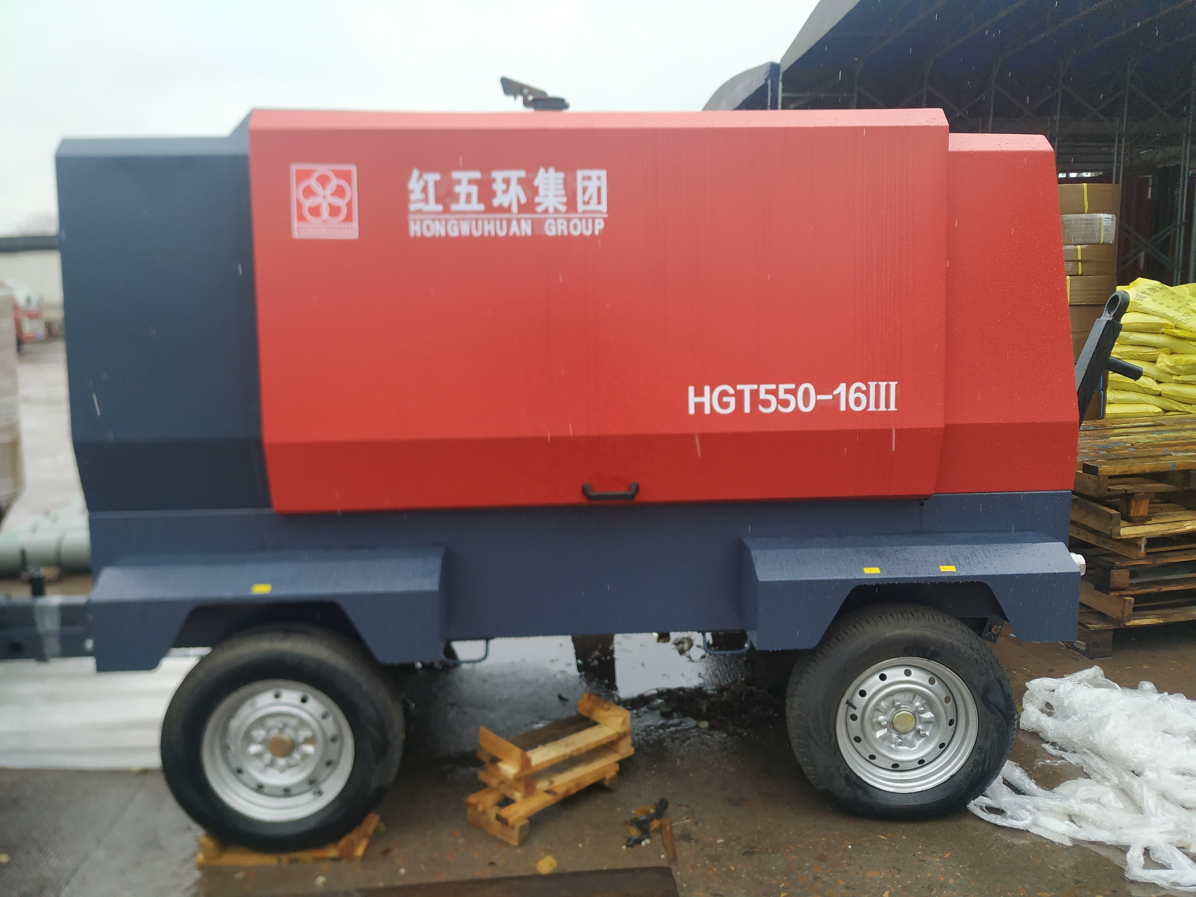 hongwuhuan 550 cfm 16 bar 4 wheels diesel portable screw air compressor for water well drilling in Thailand