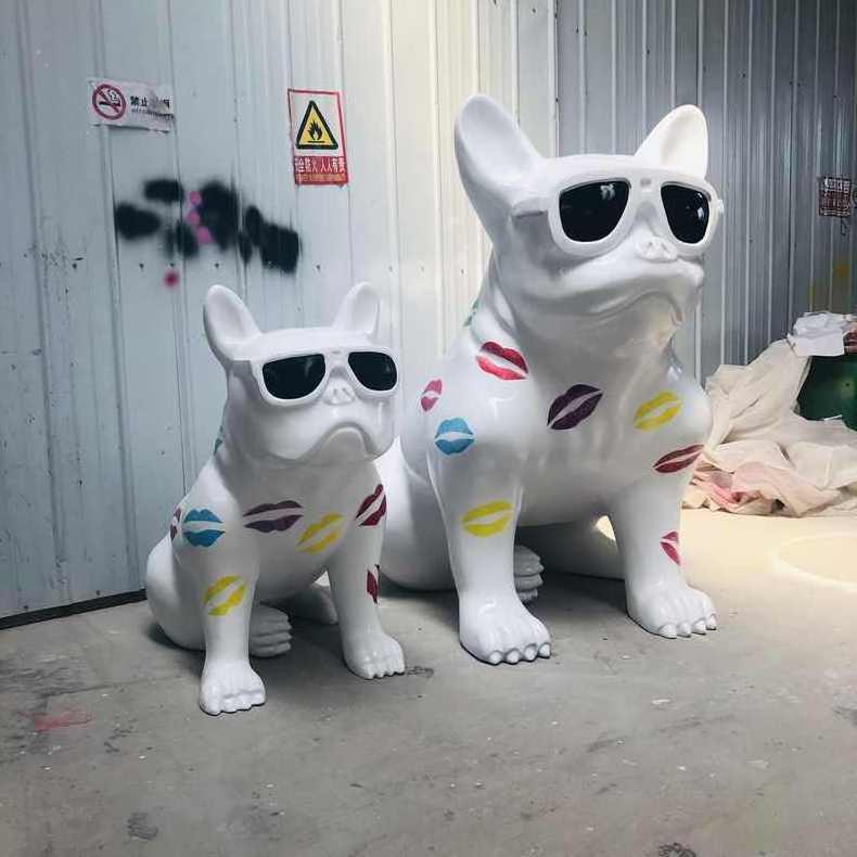 Custom Garden Modern Animal Art Sculpture Ornaments Molds Sitting Dog Statue With Sunglasses Resin French Bulldog Statue Decor