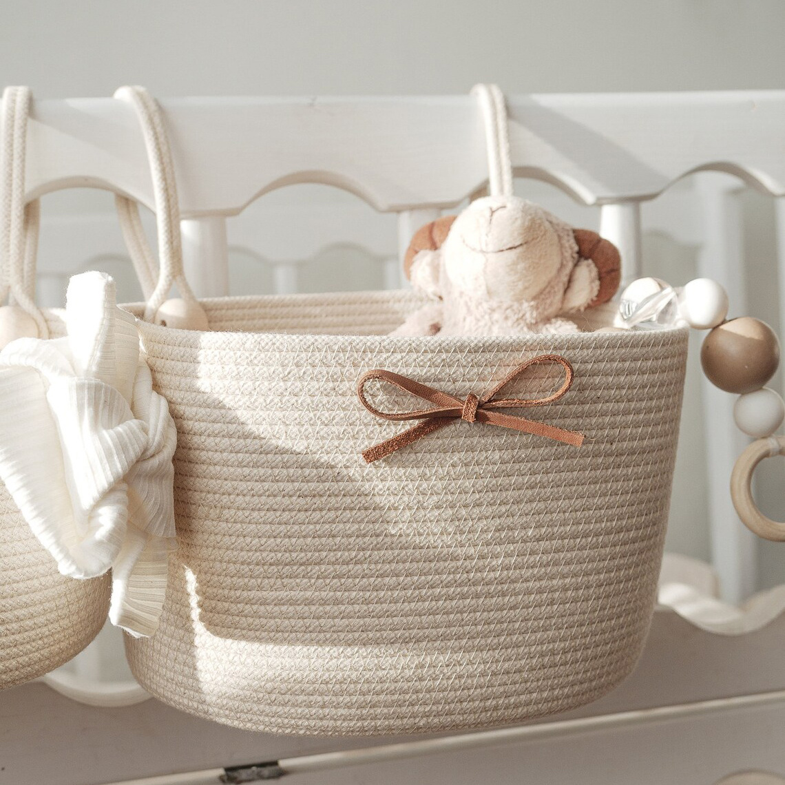 Custom baby bed hanging storage organizer crib pocket diaper pouch cotton rope crib hanging basket