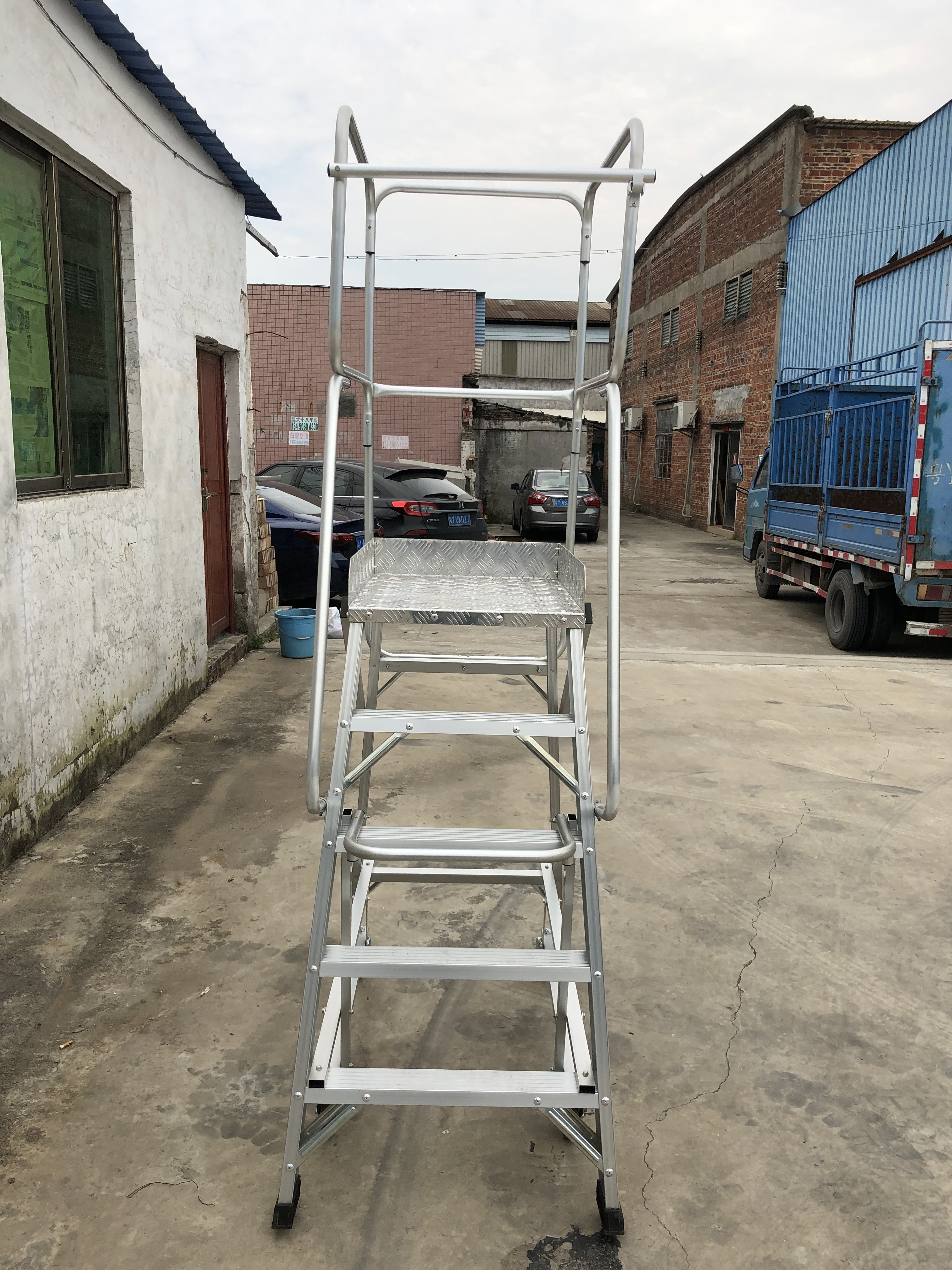 Combined aluminum heavy industry grade safety guardrail moveable platform Orchard ladder aluminum work platform ladder