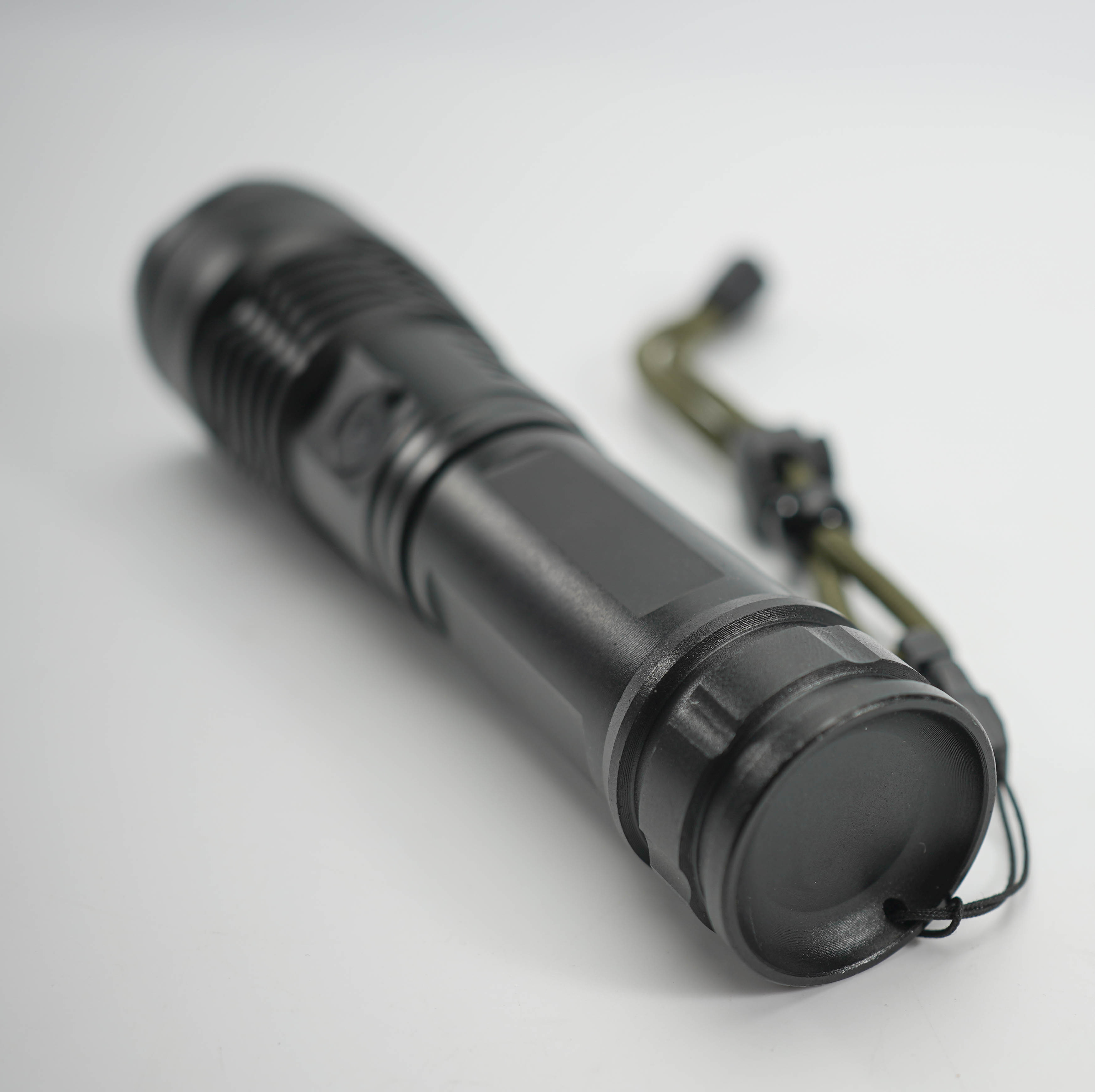 Super Bright linterna Strong Torch Light Pocket ZOOM LED Metal Flashlight long range Tactical LED Flashlight Rechargeable