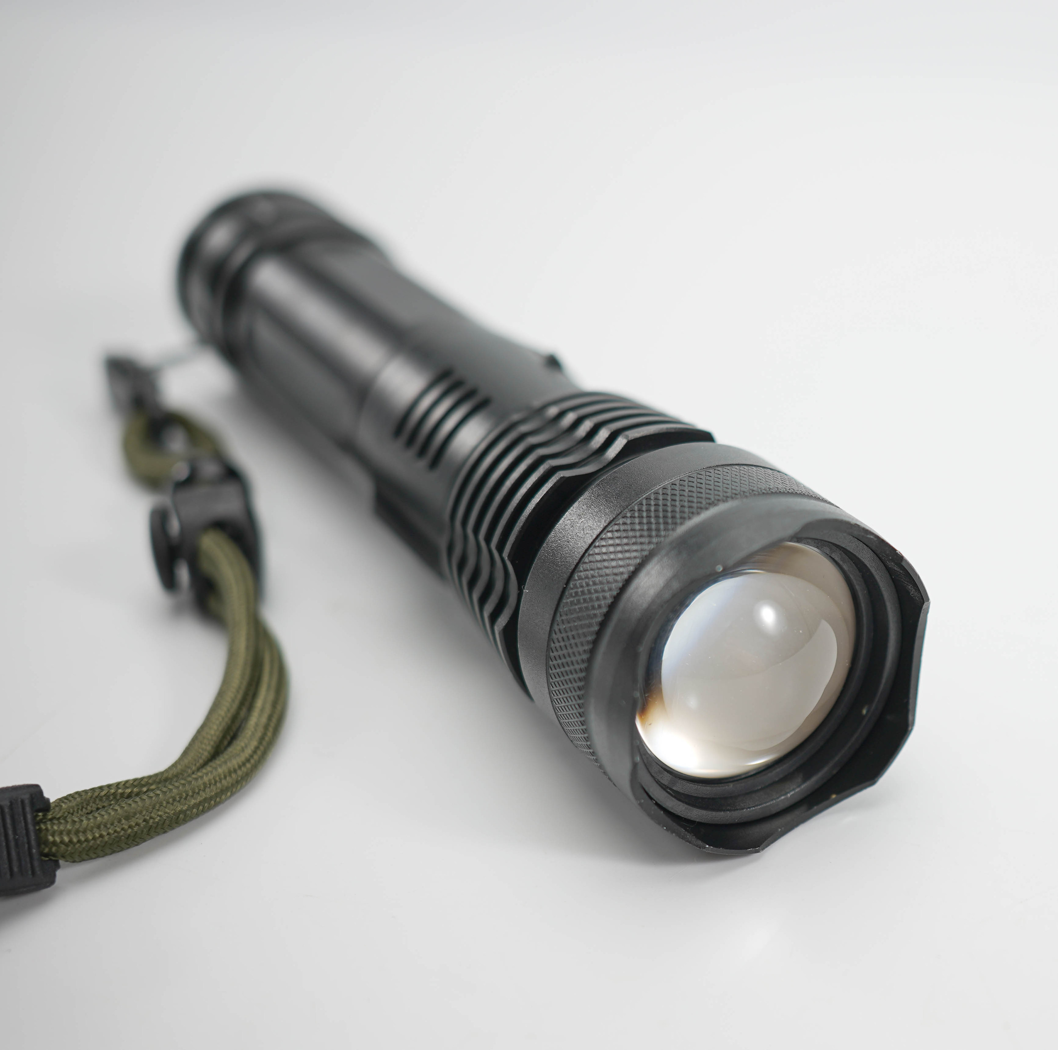 Super Bright linterna Strong Torch Light Pocket ZOOM LED Metal Flashlight long range Tactical LED Flashlight Rechargeable