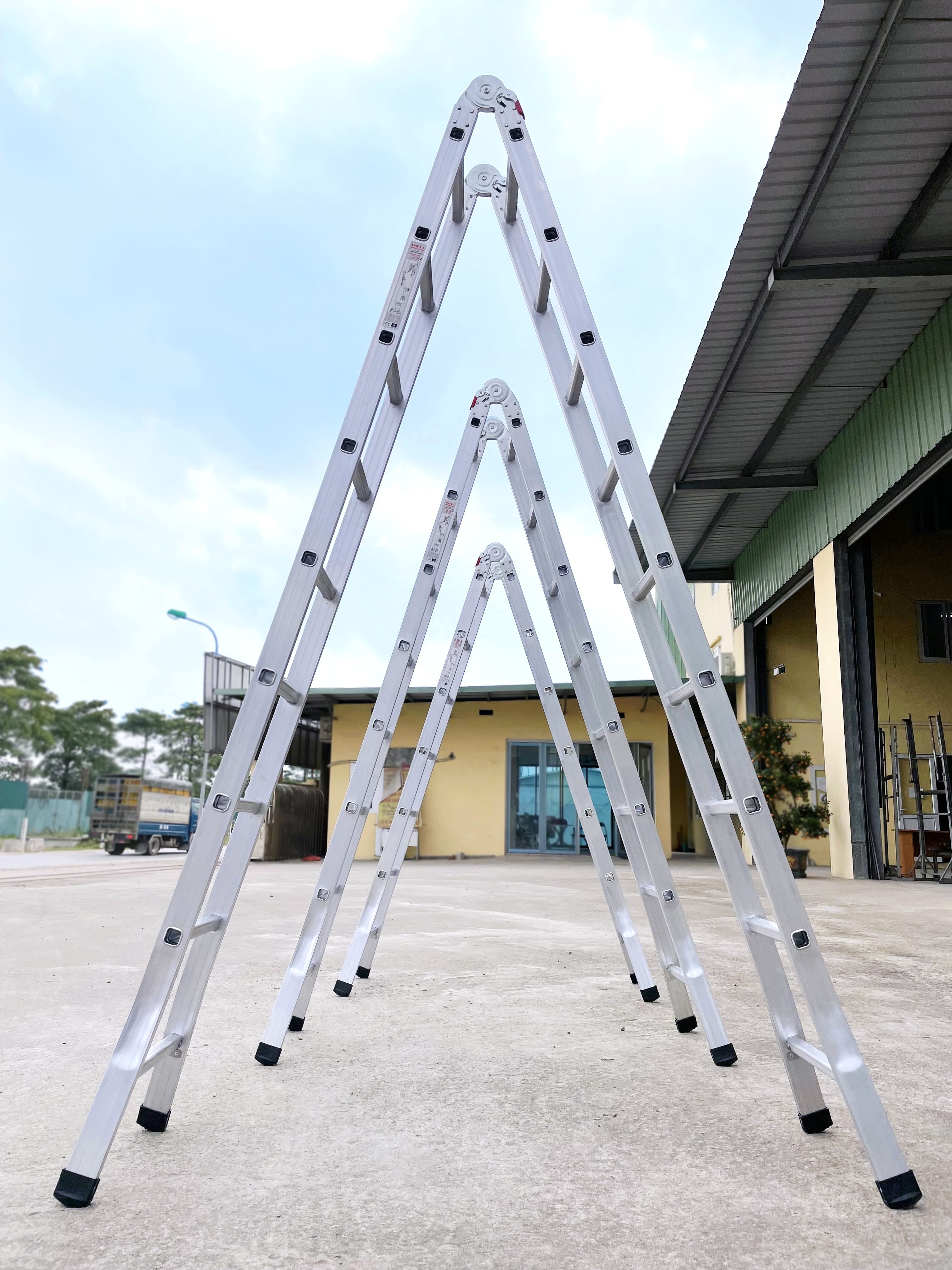 NVLG-310: Premium 6m Double-Siding Aluminum Folding Step Ladder - Durable, Retractable, and 8 Steps for High-Quality Performance