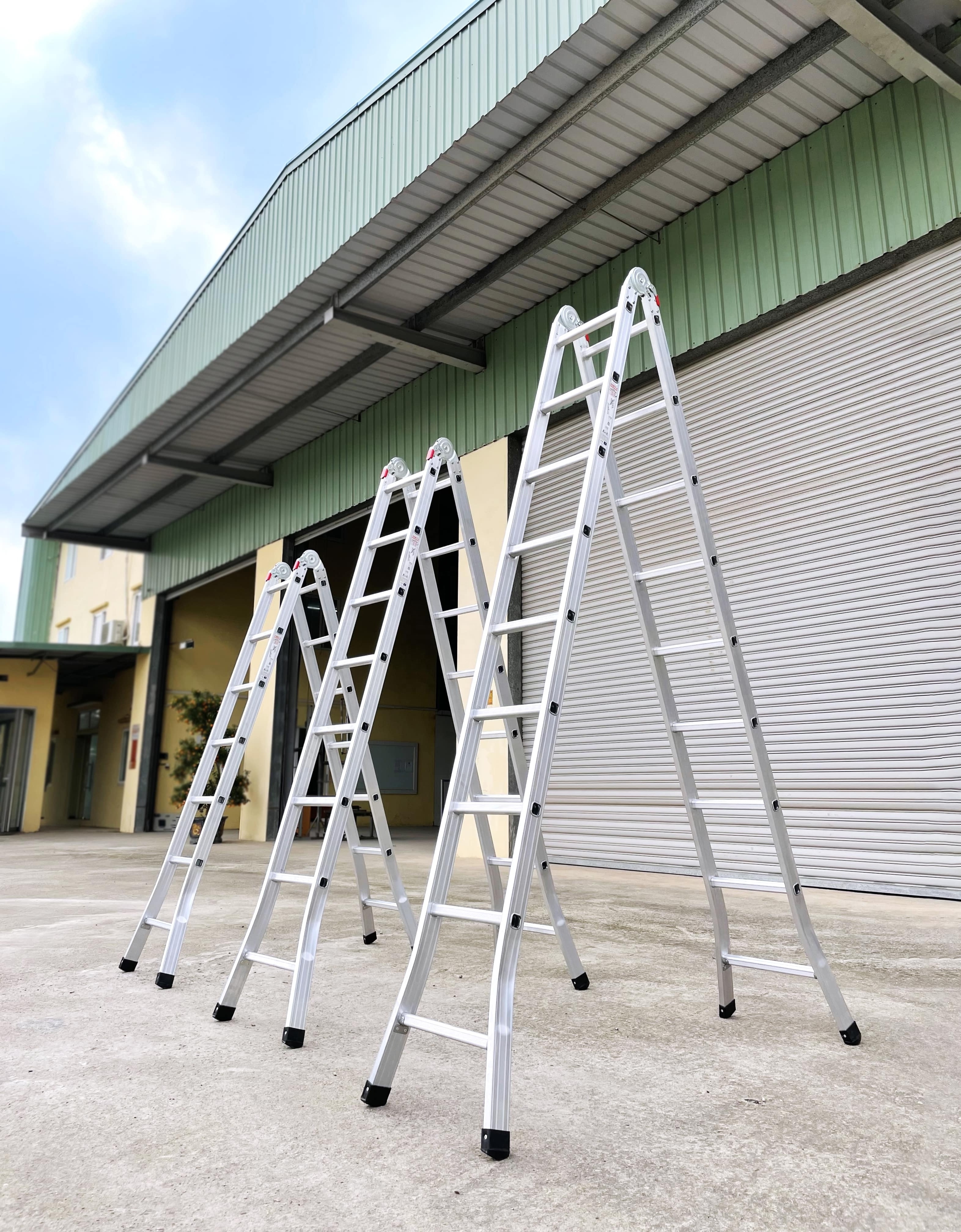 NVLG-310: Premium 6m Double-Siding Aluminum Folding Step Ladder - Durable, Retractable, and 8 Steps for High-Quality Performance