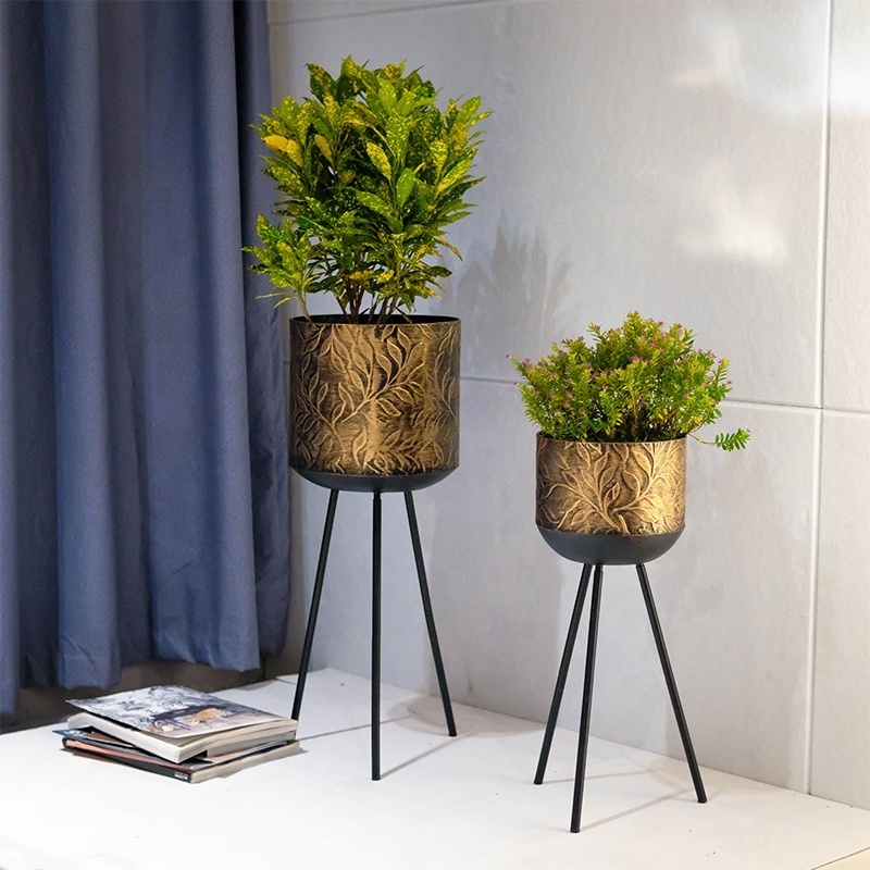 Modern Metal Planter Black Brush Gold Flower Pot Stand with Flower Pattern for Indoor Home and Outdoor Garden Decoration