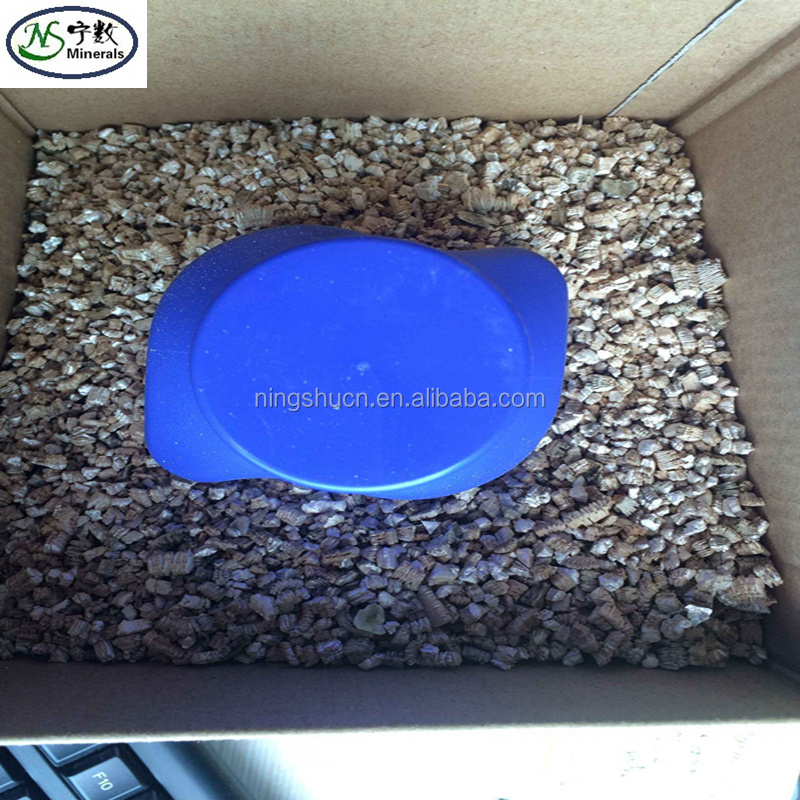 Absorbent expanded vermiculite for shipping hazardous liquids