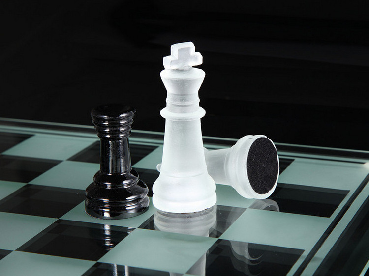 China Supplier Promotional Crystal Chess Set