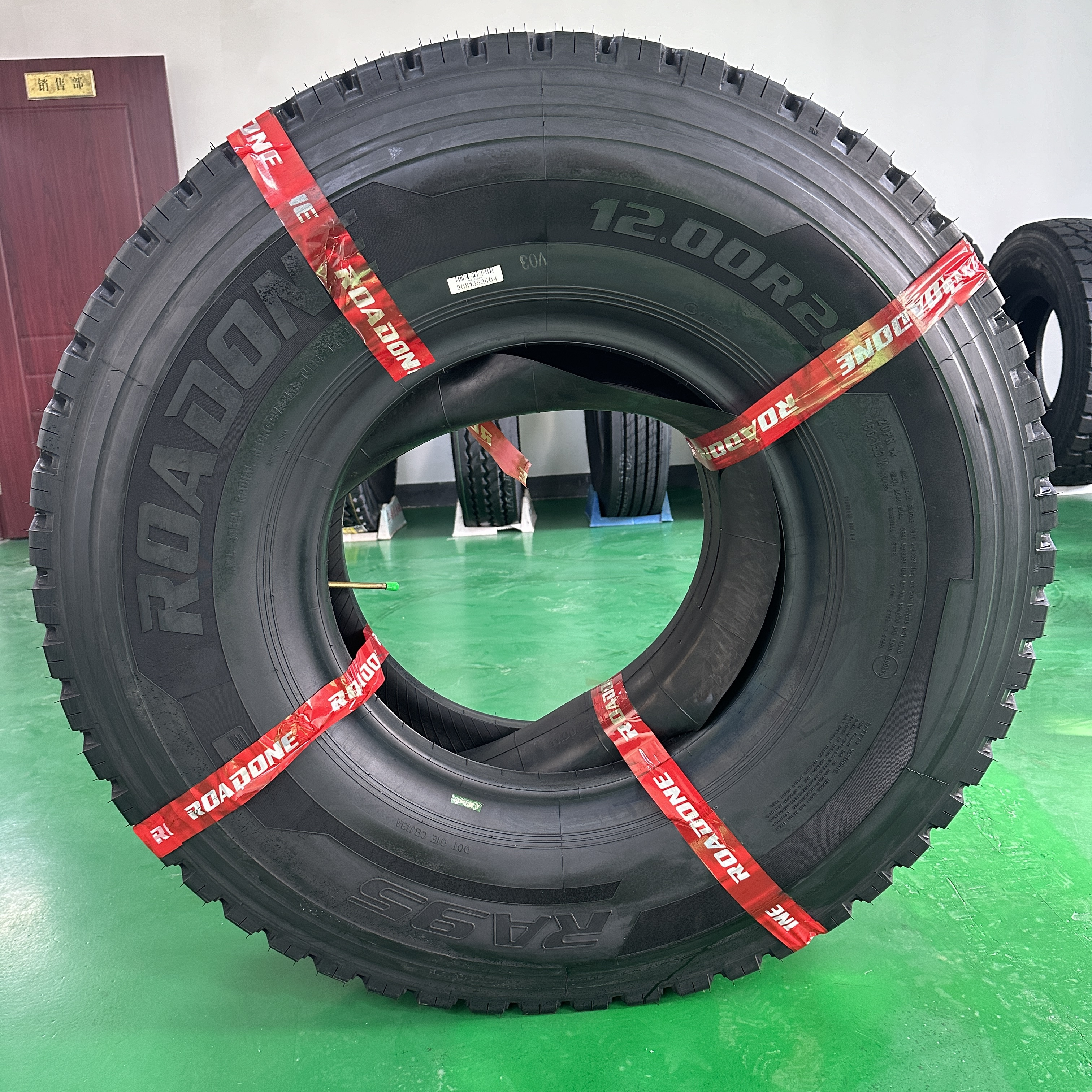 ROADONE RA95 Truck Bus Tyre 12.00R20 20PR Wholesale High Quality Secure Non-Slip Truck Tires