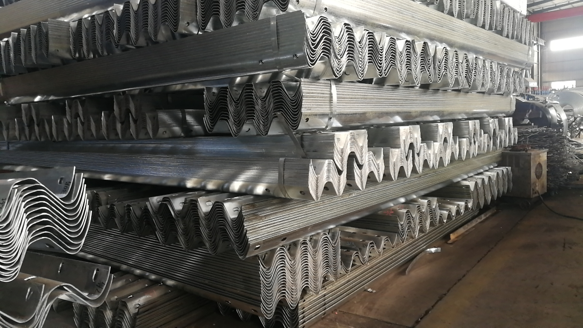 hot dip galvanized guardrail beam W beam Thrie Radius Curved Customized guardrail beam 2 waves 3 waves road barriers