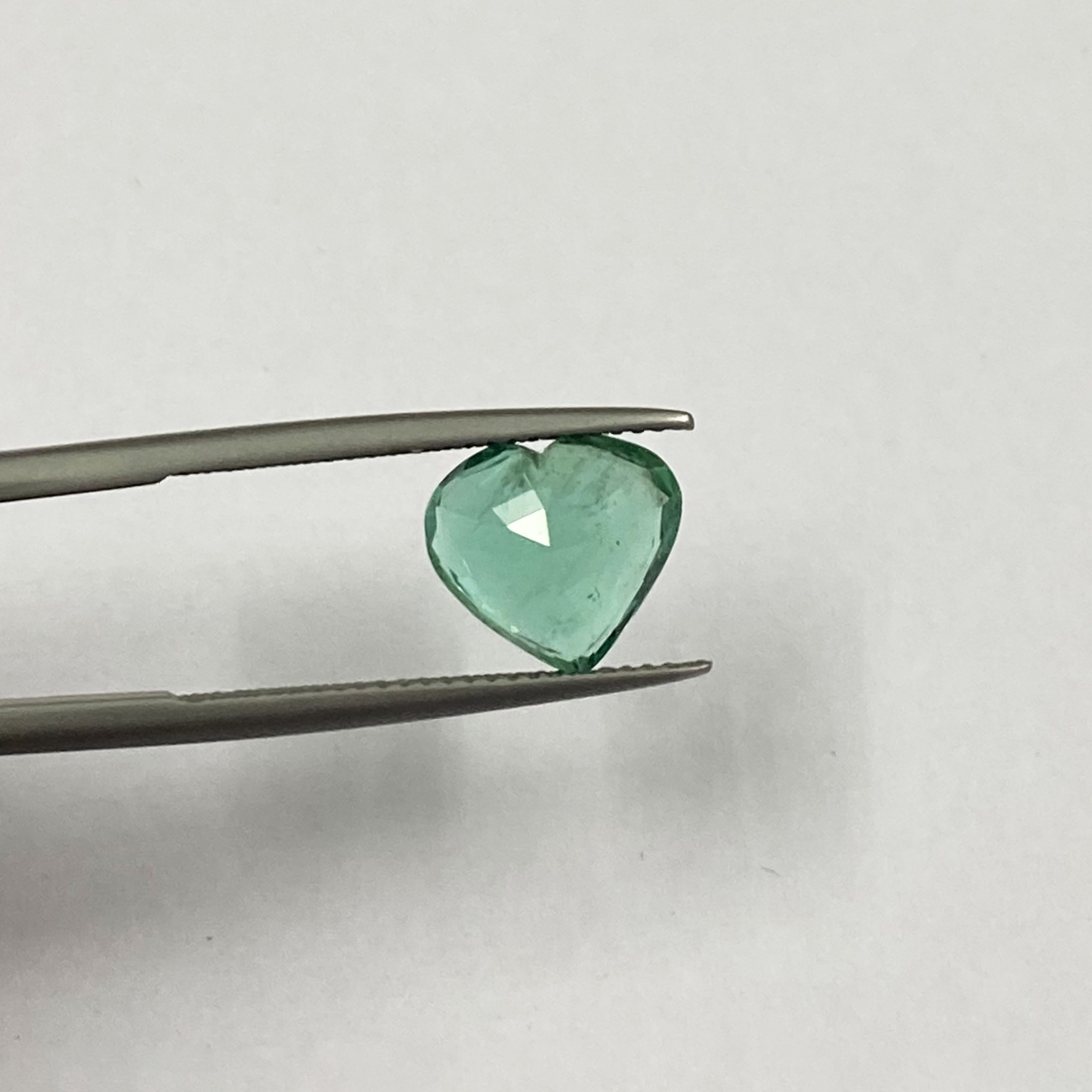 High Luster Fine Quality Vivid Green Certified Natural Sandwana Emerald Faceted Heart Cut Loose Gemstone For Jewelry Making