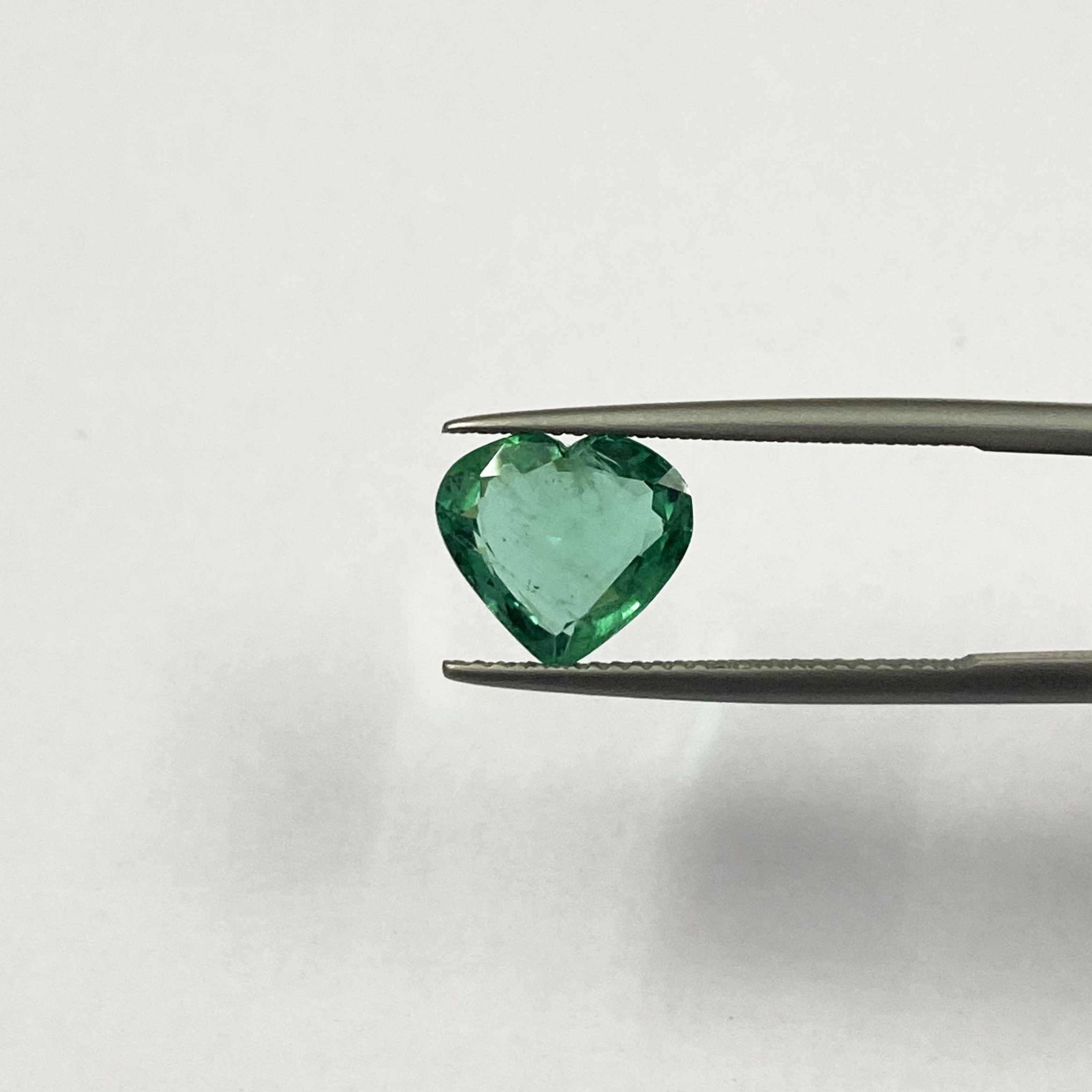 High Luster Fine Quality Vivid Green Certified Natural Sandwana Emerald Faceted Heart Cut Loose Gemstone For Jewelry Making