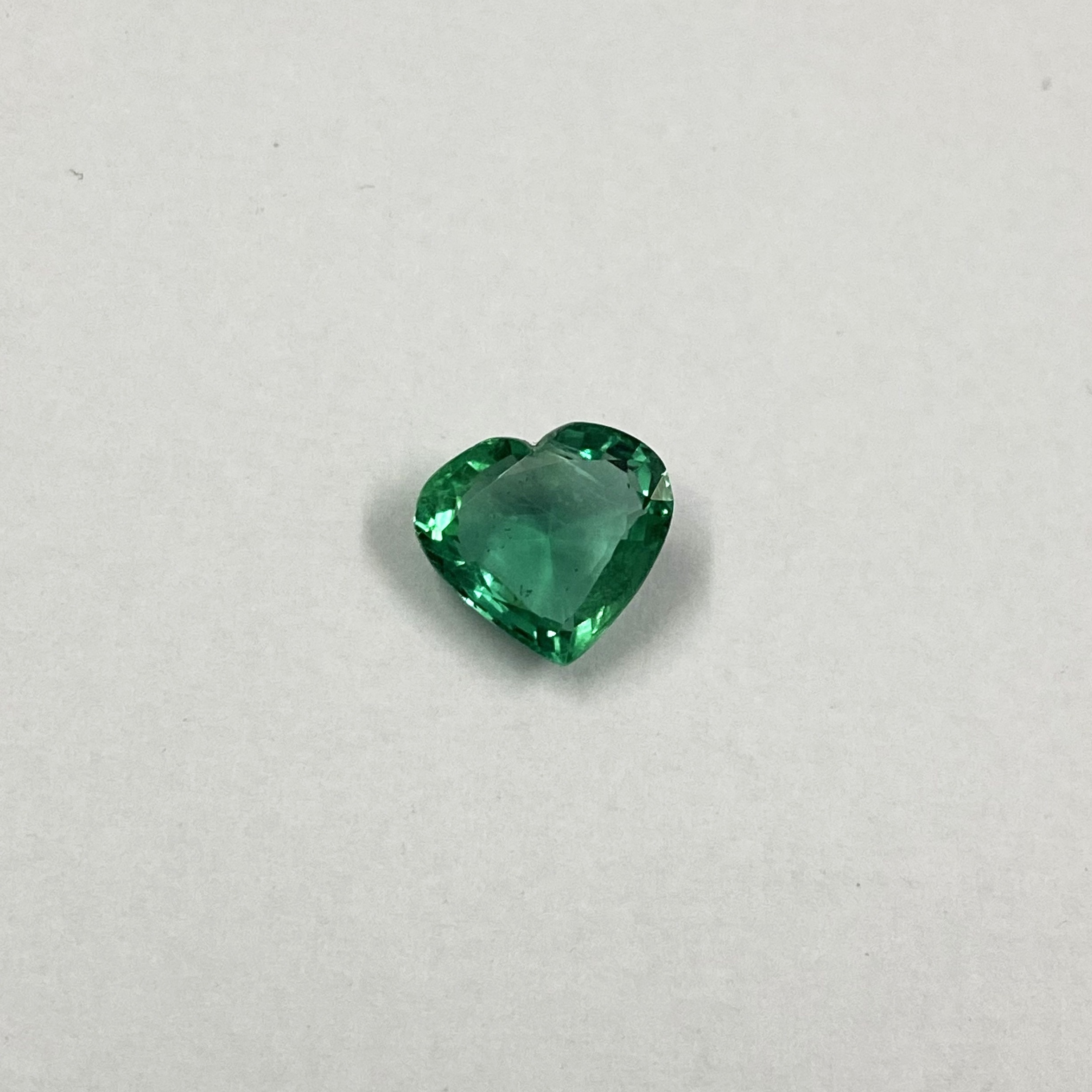 High Luster Fine Quality Vivid Green Certified Natural Sandwana Emerald Faceted Heart Cut Loose Gemstone For Jewelry Making