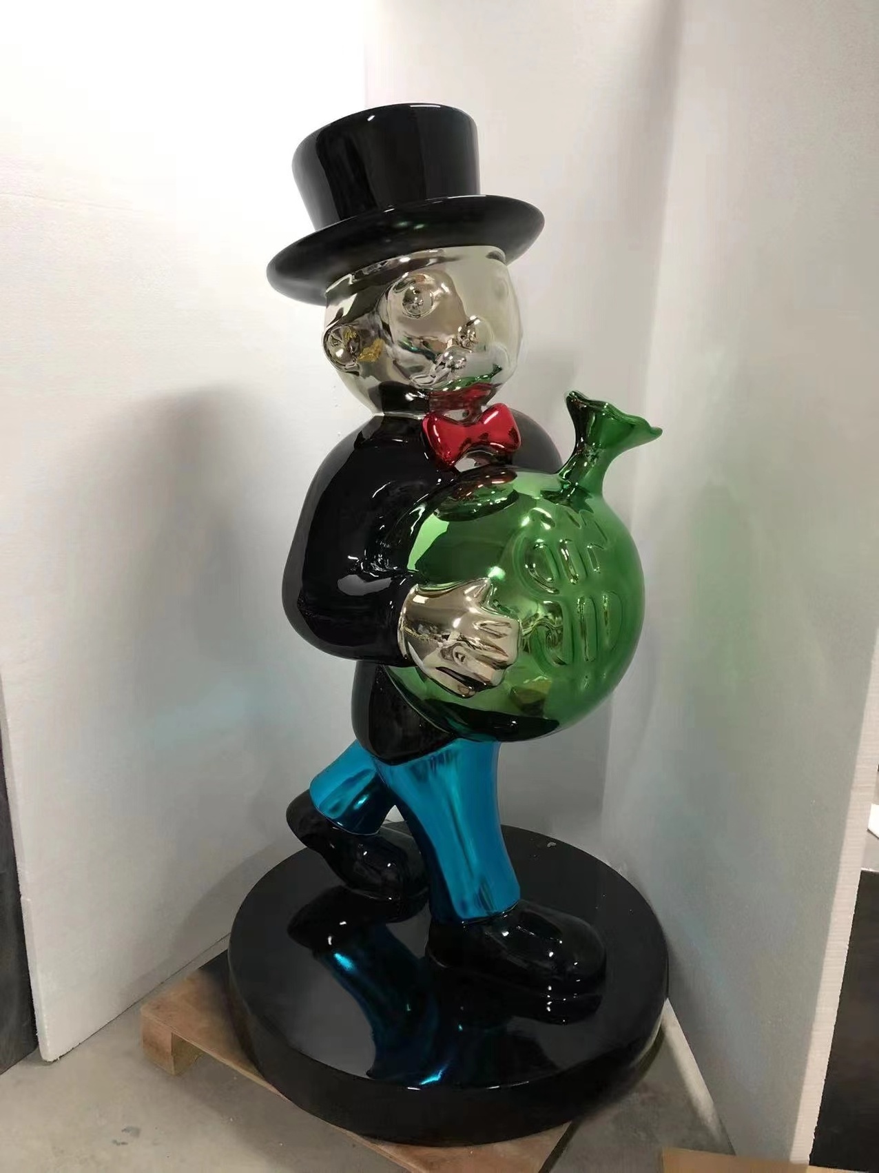 2024 Hot sale indoor Decorative resin Monopoly Sculptures Fiberglass Monopoly Statue