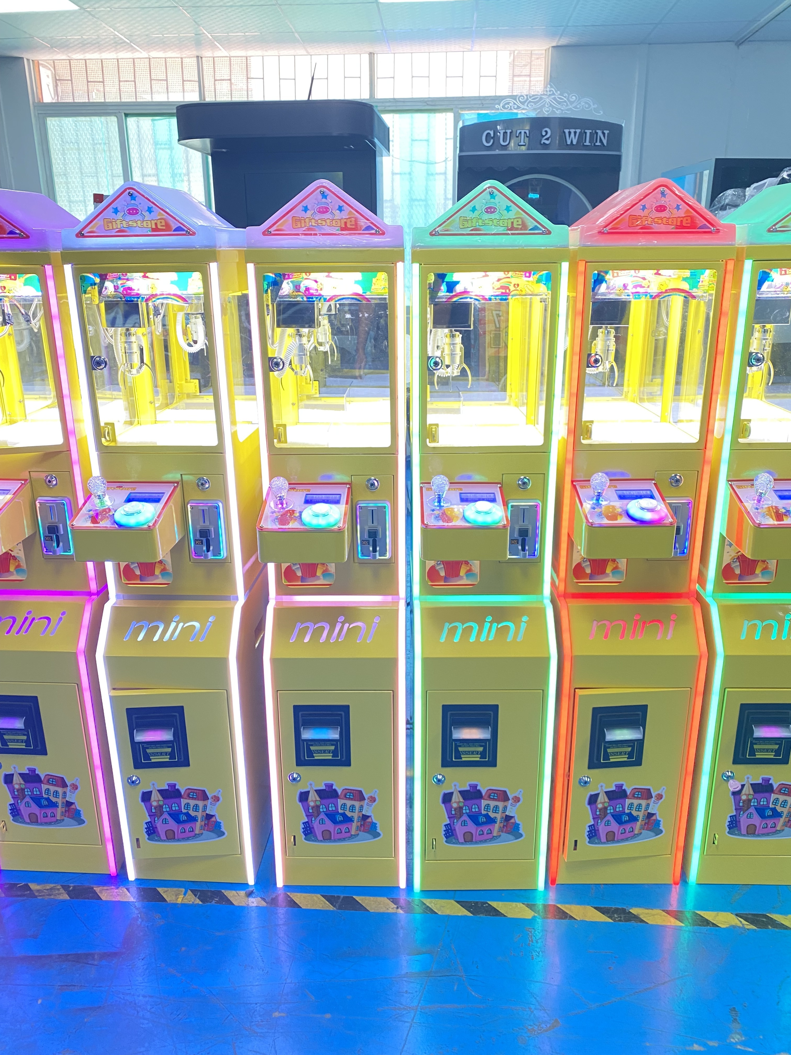 Factory Wholesale Candy vending machine kids Mini Claw Machine with bill acceptor for sale claw game machine