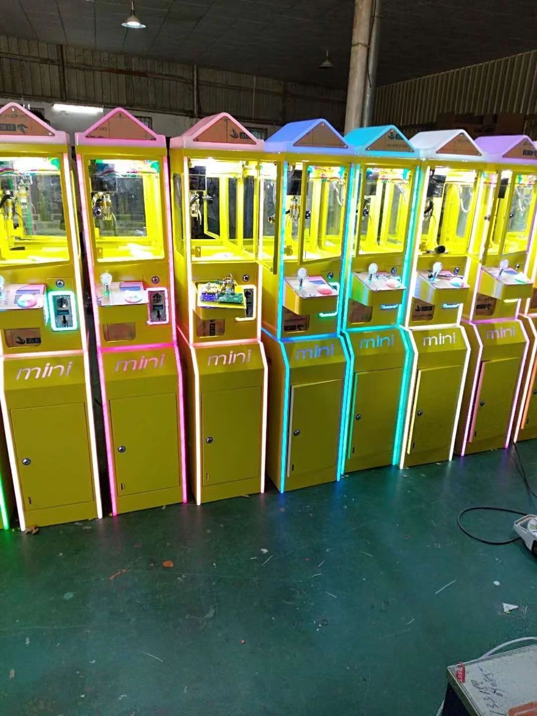 Factory Wholesale Candy vending machine kids Mini Claw Machine with bill acceptor for sale claw game machine