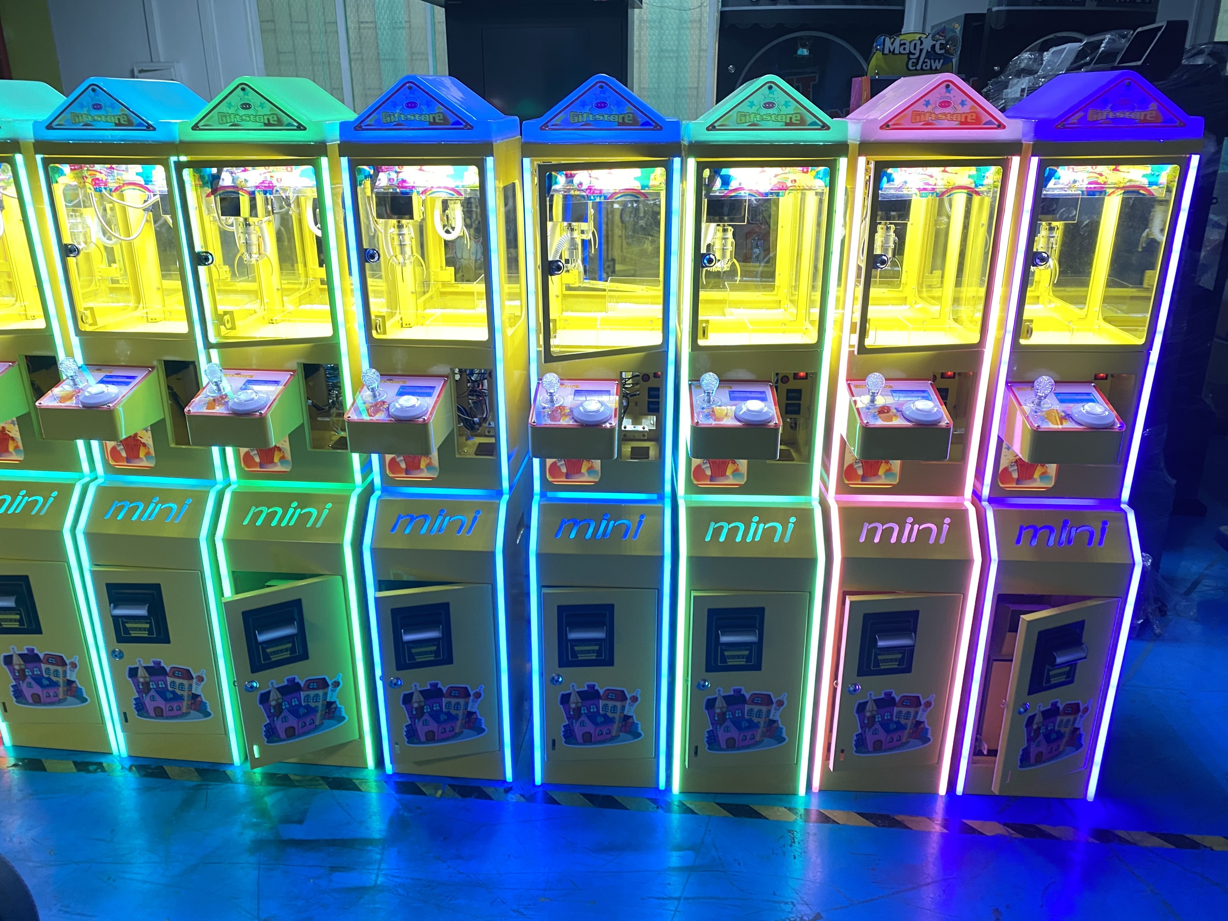 Factory Wholesale Candy vending machine kids Mini Claw Machine with bill acceptor for sale claw game machine