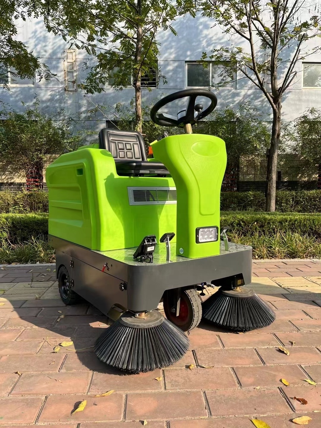 Easy Operation Three Wheel Electric Dust Sweeper for sale