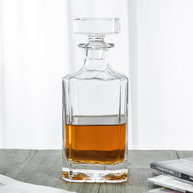 Unique Wholesale Crystal Whiskey Decanter Custom Logo 26 Ounce Plain Whisky Decanter Clear Glass Decanter Set With Free Sample