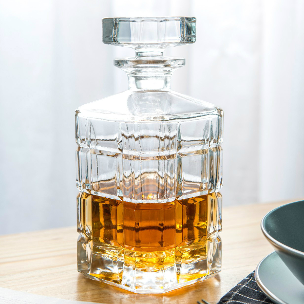 Classically Designed Elegant And Unique Pattern  Lead Free Ultra-clarity Glass Whiskey Decanter Set