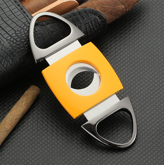 Luxury Retro Relief Portable Metal Zinc Alloy Sharp Cigar Cutter And Lighter Set Can Customized Logo Safe And Durable