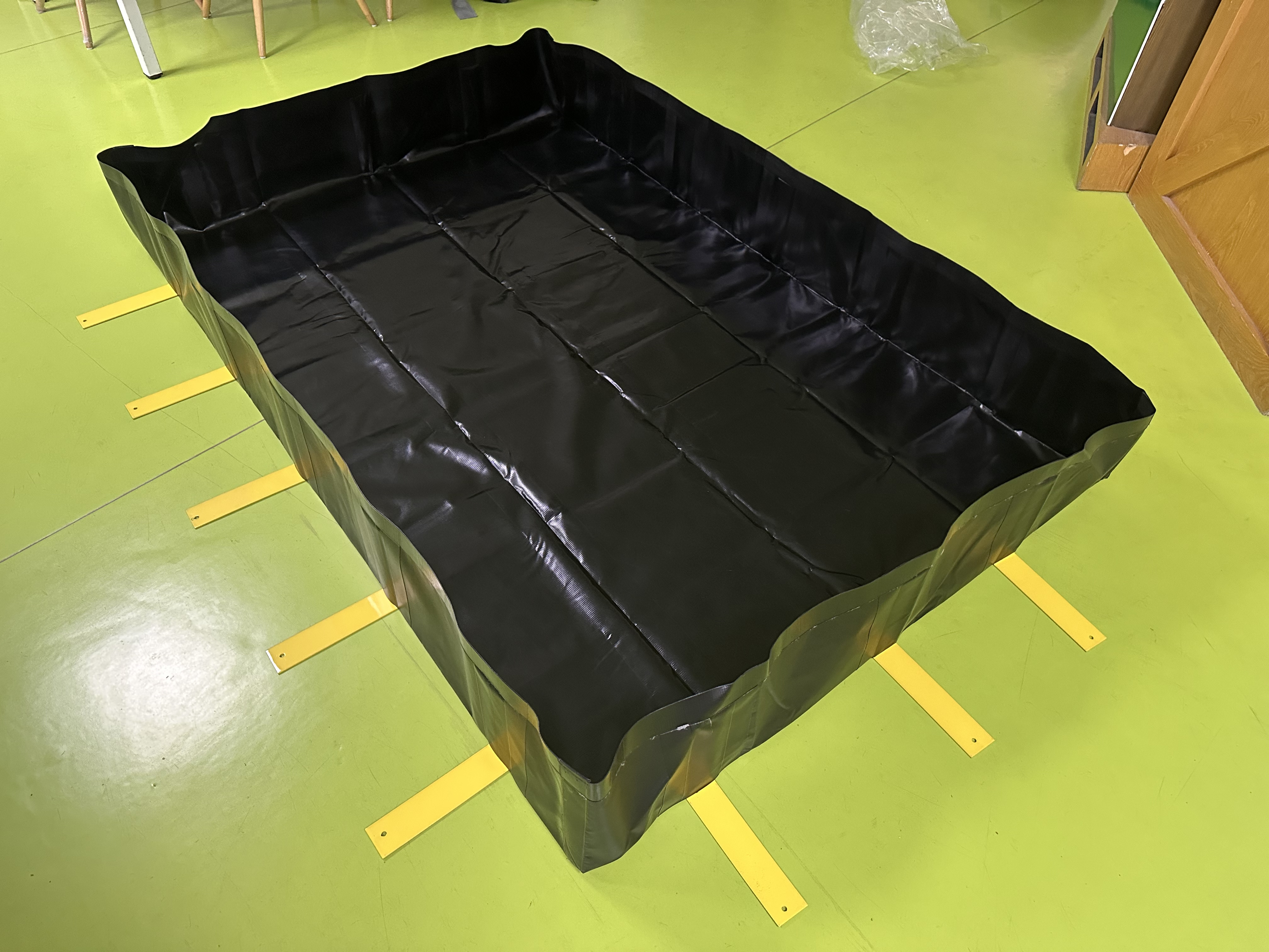 Portable Reinforced Polyethylene (RPE)  200*200cm,  Black and Yellow, Made in China, Oil Spill Containment Berm