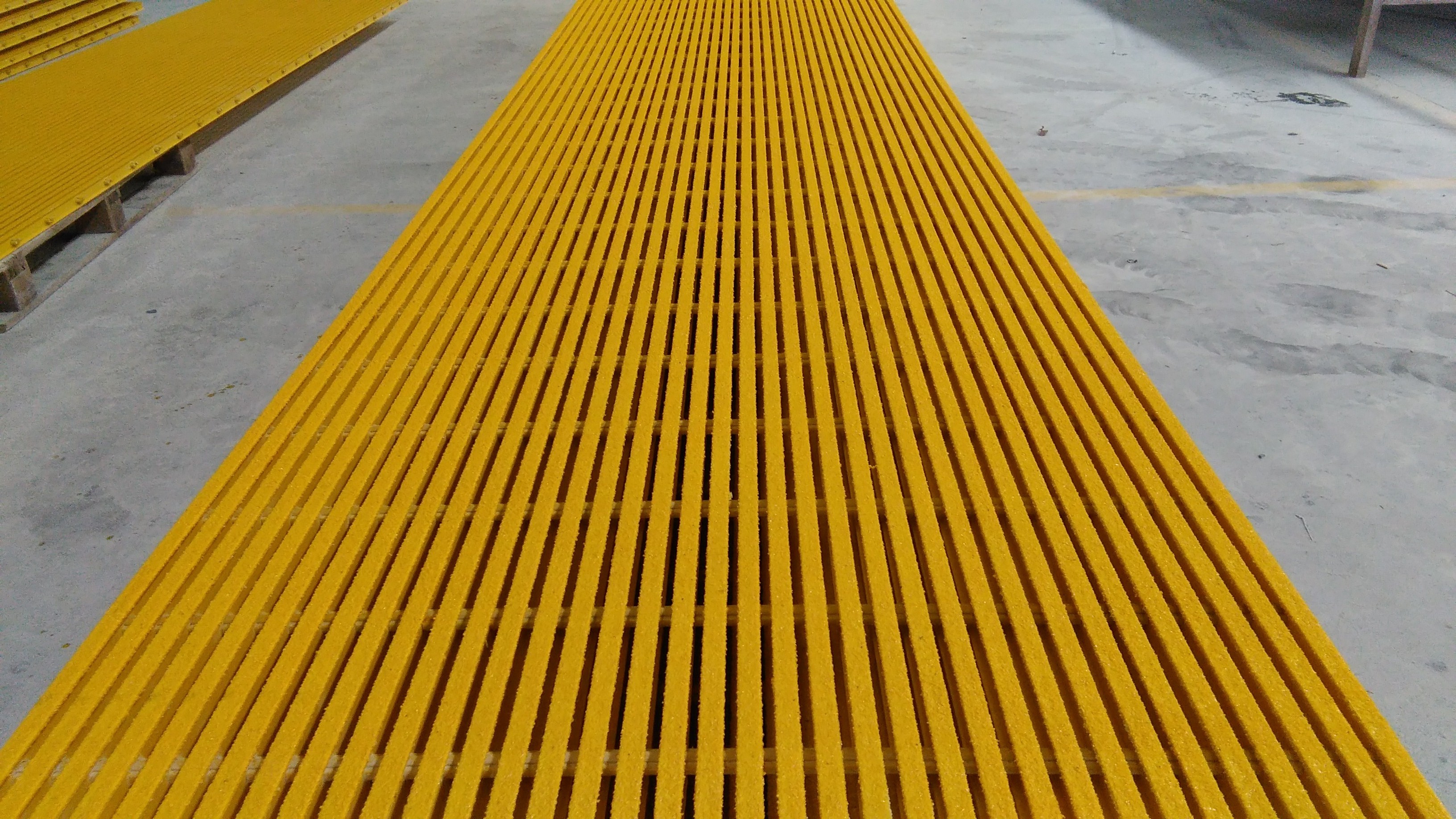 Anti-slip GRP/FRP pultruded grating I and T bars