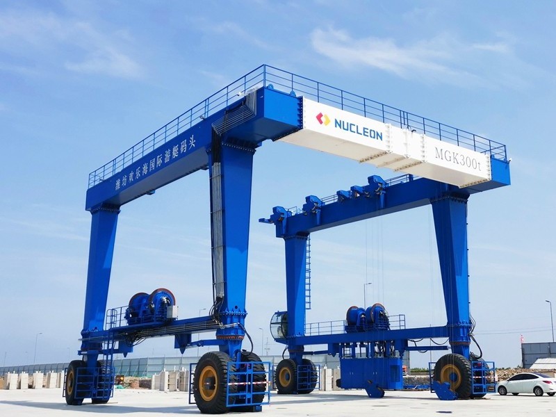 300 ton 500 ton 600 ton travel lift for dockyard using Nucleon Crane Brand mobile yacht boat lift crane